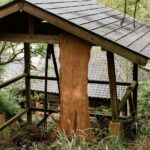 高級旅館のロビーに一枚板｜滞在体験を決める最初の一手